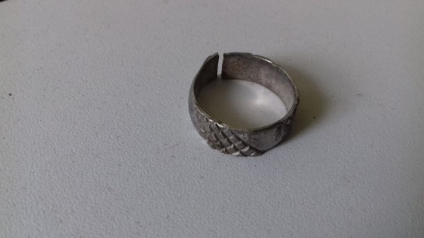 Stříbrný prsten se šrafováním