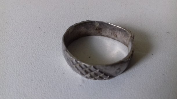 Stříbrný prsten se šrafováním