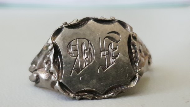 Stříbrný prsten s monogramem