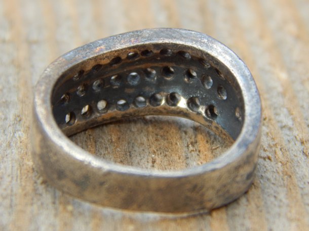 Stříbrný prsten s kameny