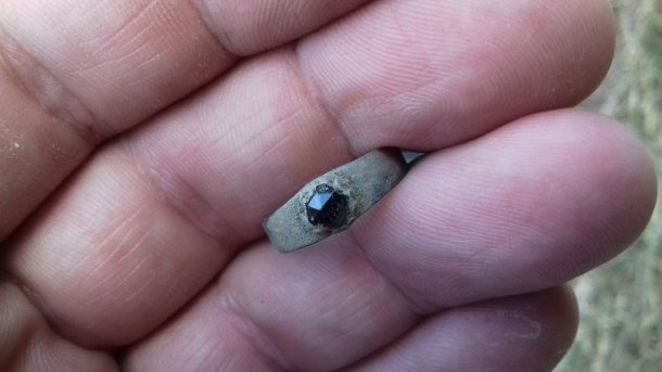 Stříbrný prstýnek - asi s českým granátem