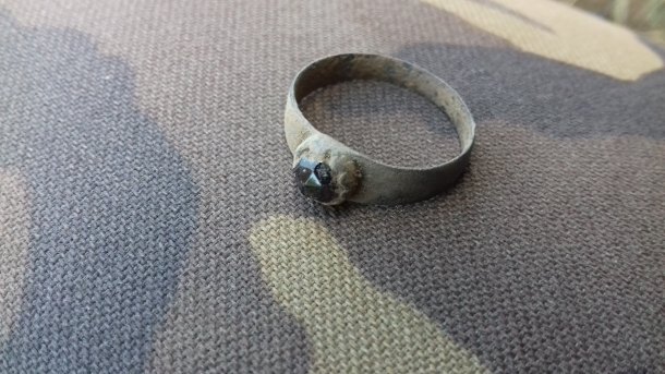 Stříbrný prstýnek - asi s českým granátem