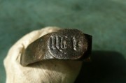 Prsten z monogramem
