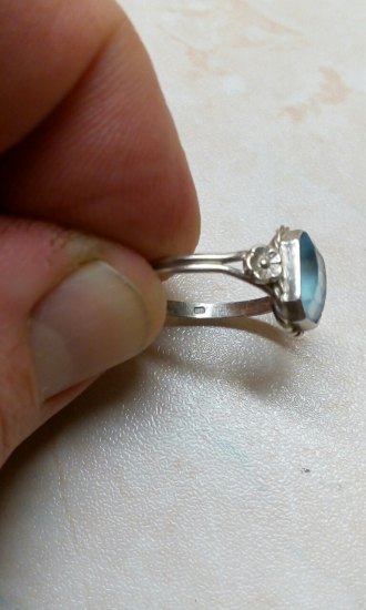 Stříbrný prsten s kamenem
