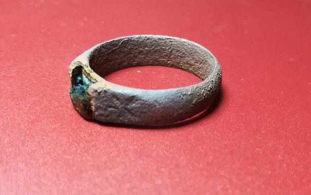 Měděný prsten s kamenem