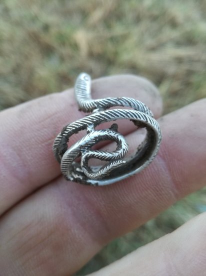 Stříbrný prsten ve tvaru hada