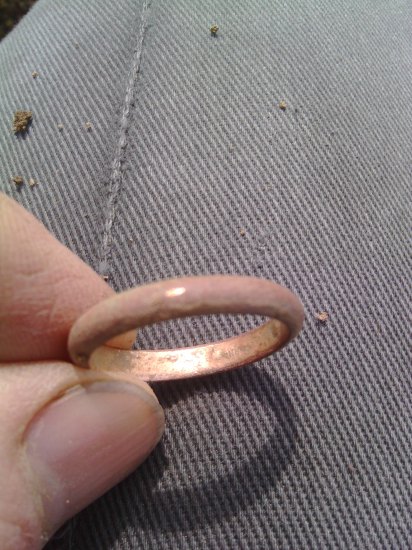 Asi starý pozlacený snubní prsten ?