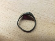 Měděný prsten se sklíčkem a kamínkem