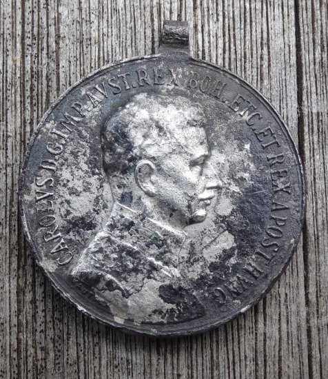 Karel 1, Medaile za statečnost