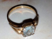 Pozlácený prsten s modrým kamenem