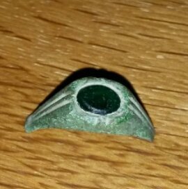 Torzo prstenu se zeleným kamenem. Jak je asi starý?