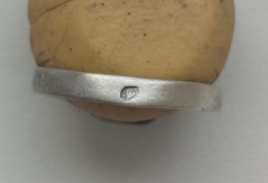 Zvláštní stříbrný prsten