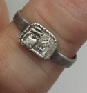 Zvláštní stříbrný prsten
