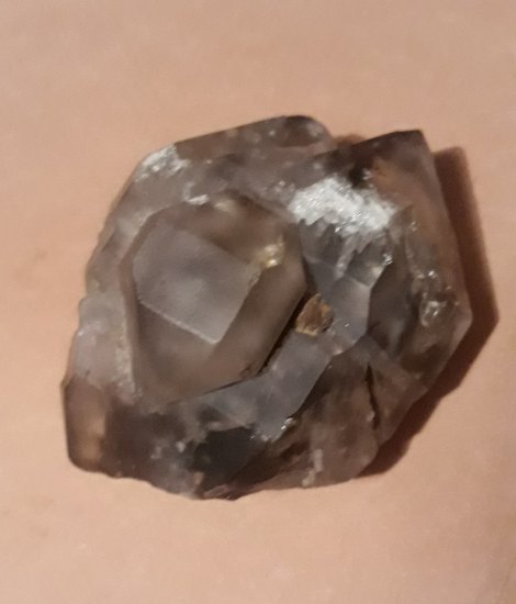Kámen s krystaly.
