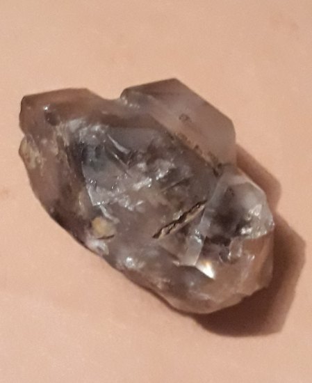 Kámen s krystaly.