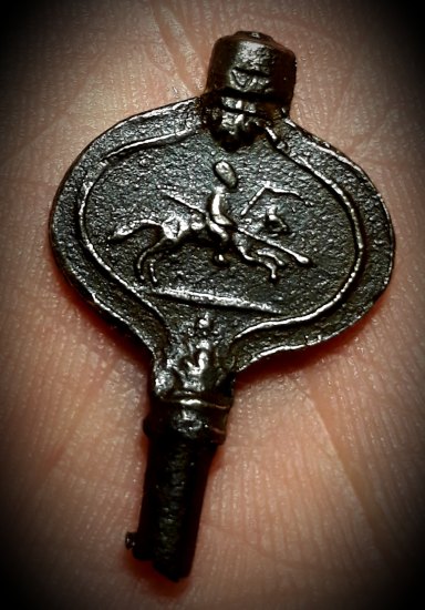 Klíček s jezdcem na koni