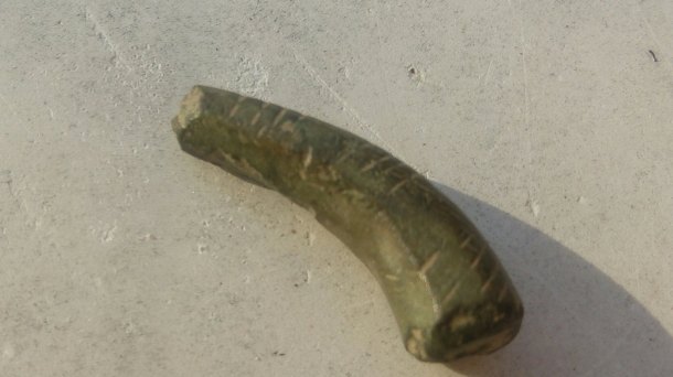 Bronzový fragment náramku.