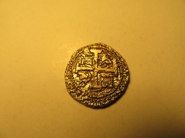 Zřejmě au replika středověké mince asi Španělsko. Pomůže prosím někdo určit.Nález kamaráda z lesa .