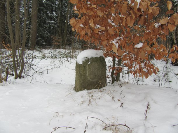Hraniční kámen se zimní čepicí na zemské hranici