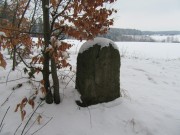 Hraniční kámen se zimní čepicí na zemské hranici