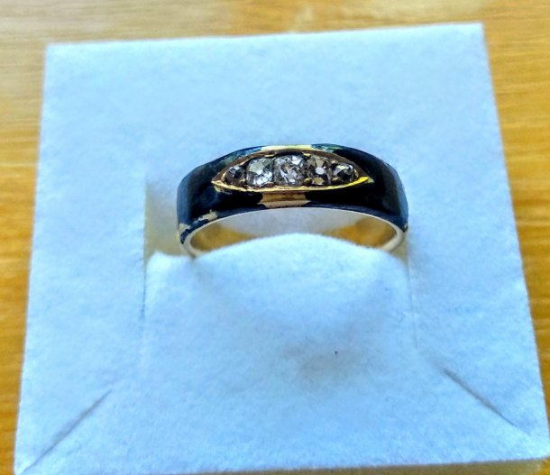 Zlatý dámský prsten s diamanty