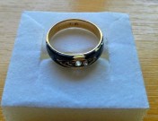 Zlatý dámský prsten s diamanty