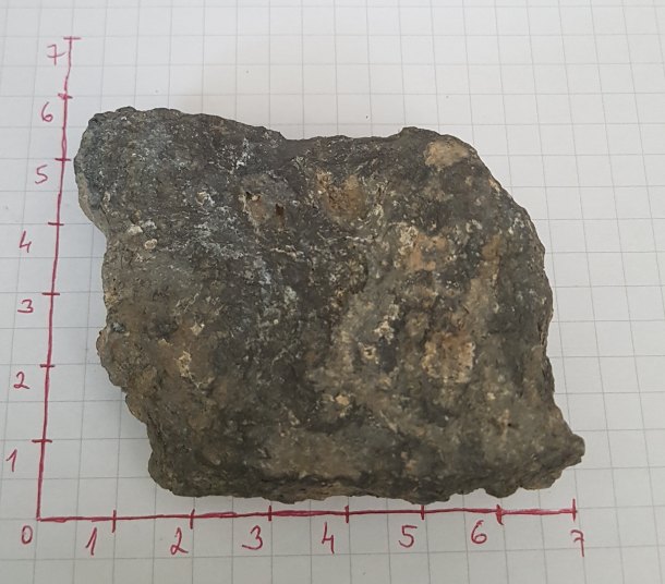 Kámen není magnetický a na svojí velikost i těžký 190g.