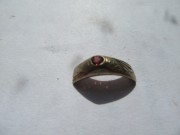 Torzo zlatého prstenu  s broušeným kamenem