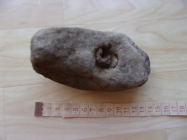 Kámen s železem v otvoru