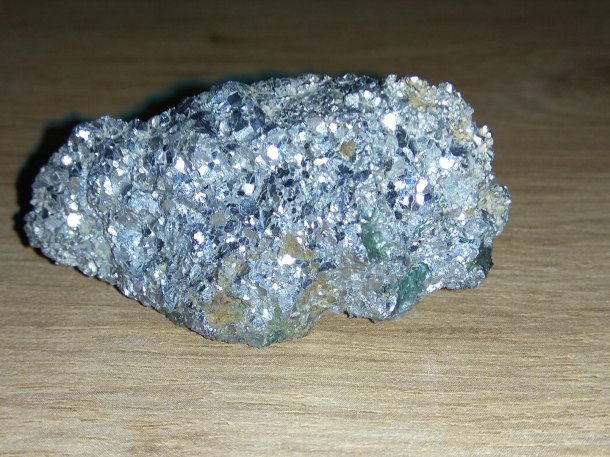 Kovový minerál