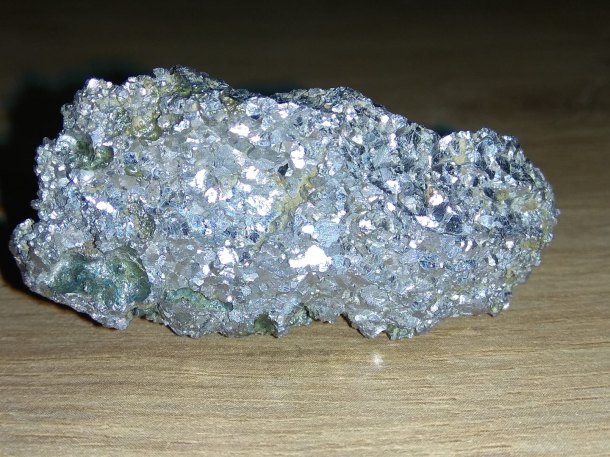 Kovový minerál