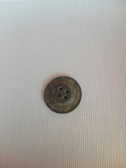 Knoflíček 1 cm s drobným okrasným rytem
