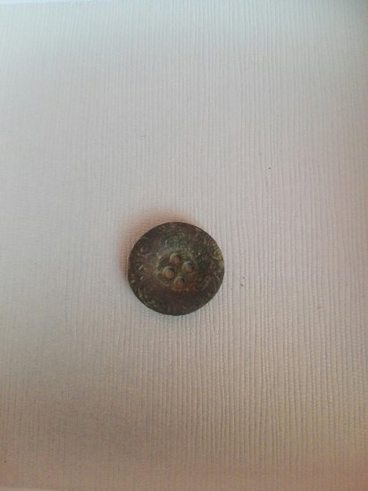 Knoflíček 1 cm s drobným okrasným rytem