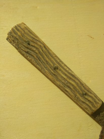 Starý nůž z podlahy