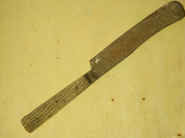 Starý nůž z podlahy