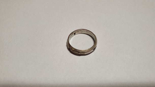Stříbrný prsten s kyticovým ornamentem