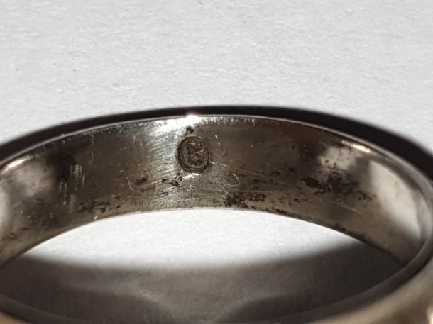 Stříbrný prsten s kyticovým ornamentem