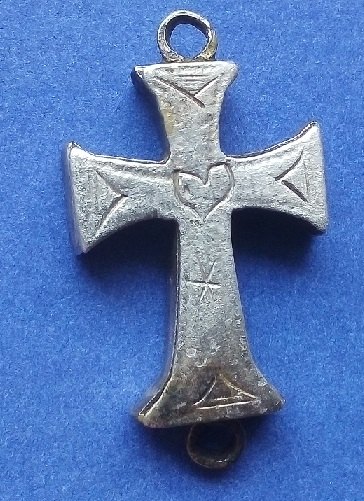 Zajímavý stříbrný křížek