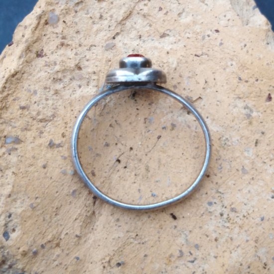 Dámský Stříbrný prsten s kamenem.
