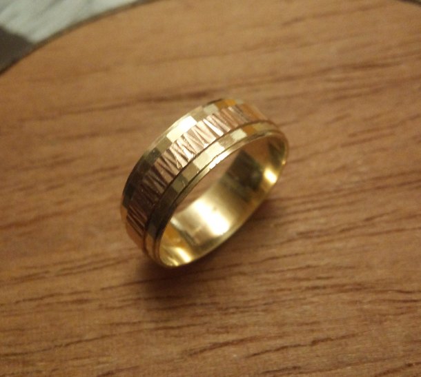 Zlatý dvoubarevný snubní prsten ( rybník )