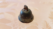 Malý bronzový zvoneček