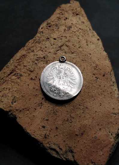 Stříbrný přívěšek z mince.