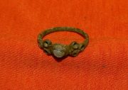 Bronzový prsten s kamenem