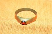 Bronzový prsten s kamenem