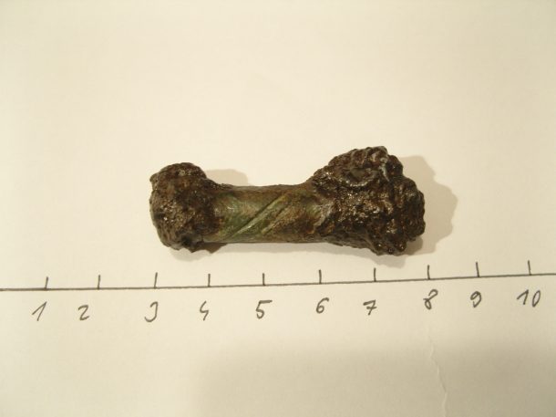 Bronzová trubička s železným zakončením