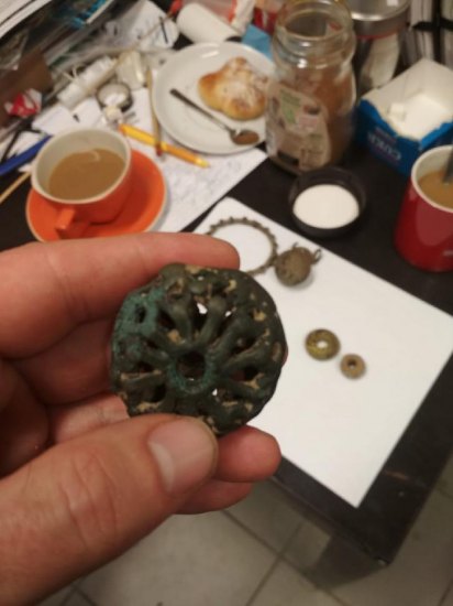 Bronzový závěsek - keltské sítko na čaj