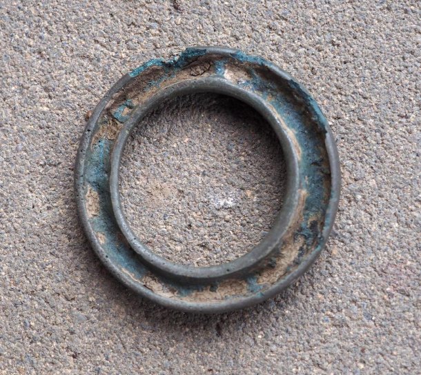 Bronzový kroužek se žlábkem