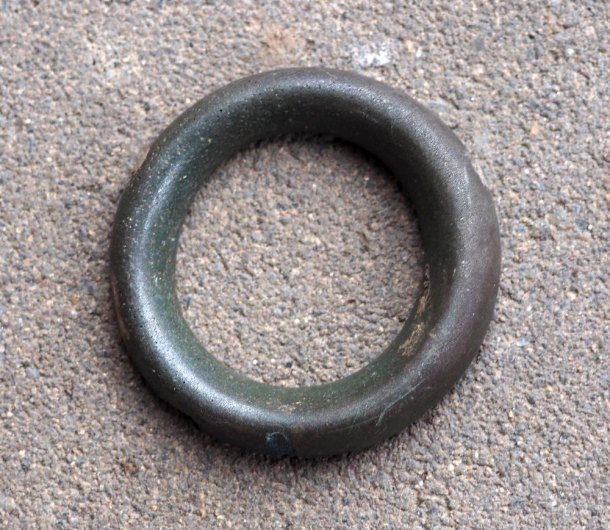 Bronzový kroužek se žlábkem