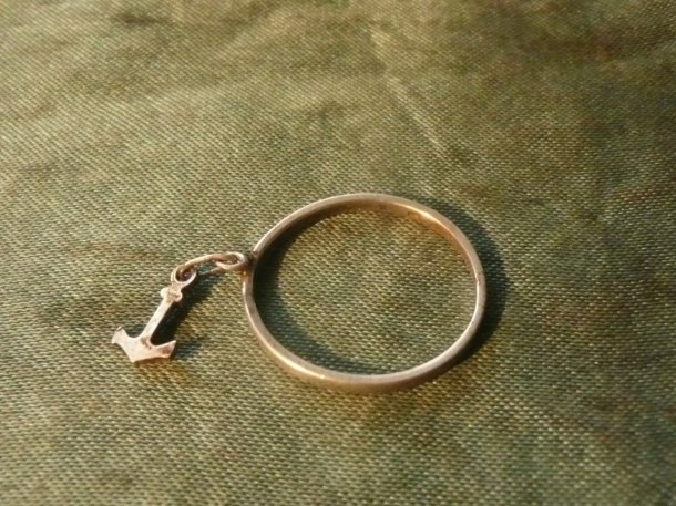 Prsten z kotvou.