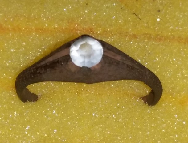 Prsten s skleněným drahokamen